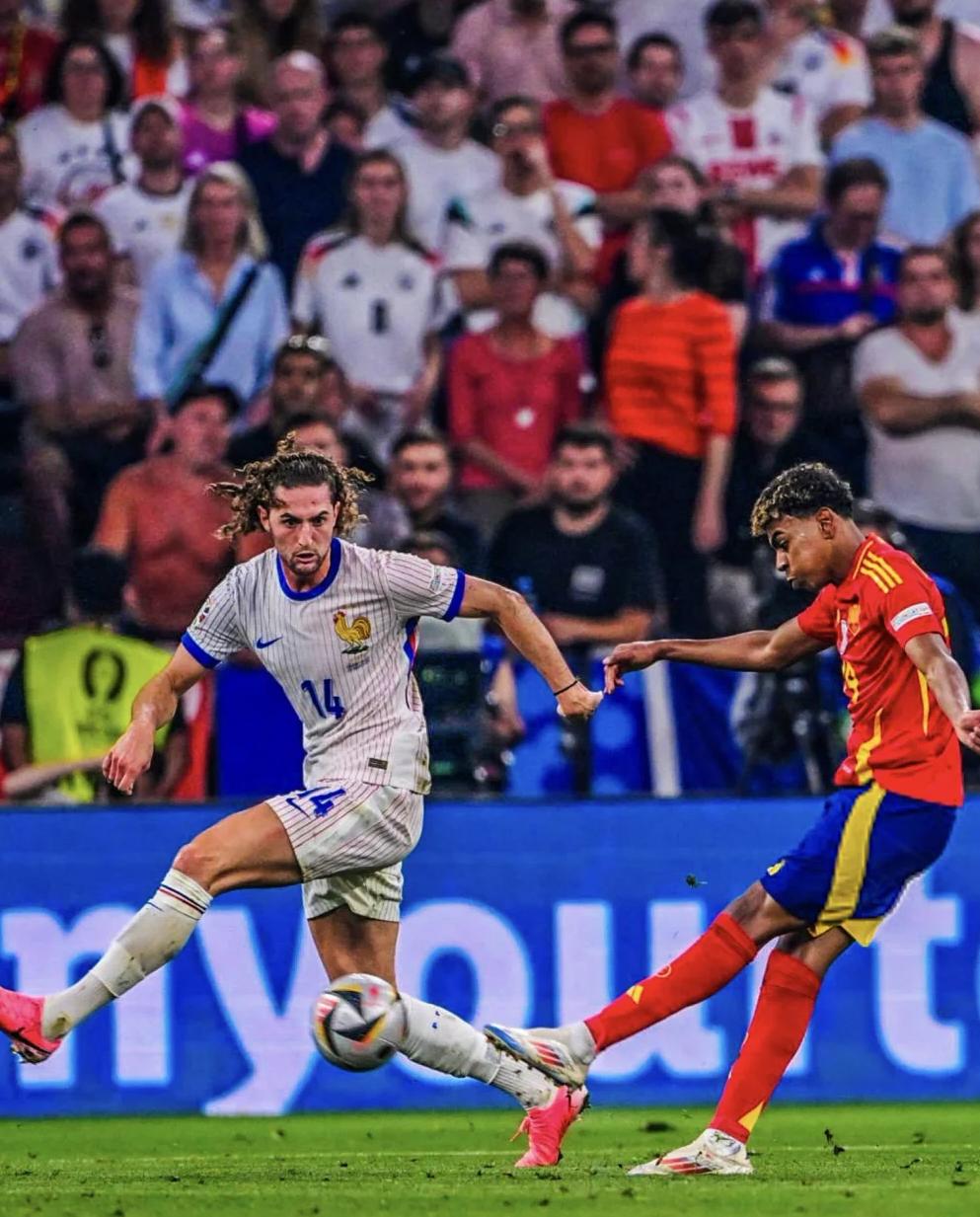 西班牙网球队鏖战意大利网球队,克耶高斯高光表现 西班牙网球队鏖战意大利网球队,克耶高斯高光表现