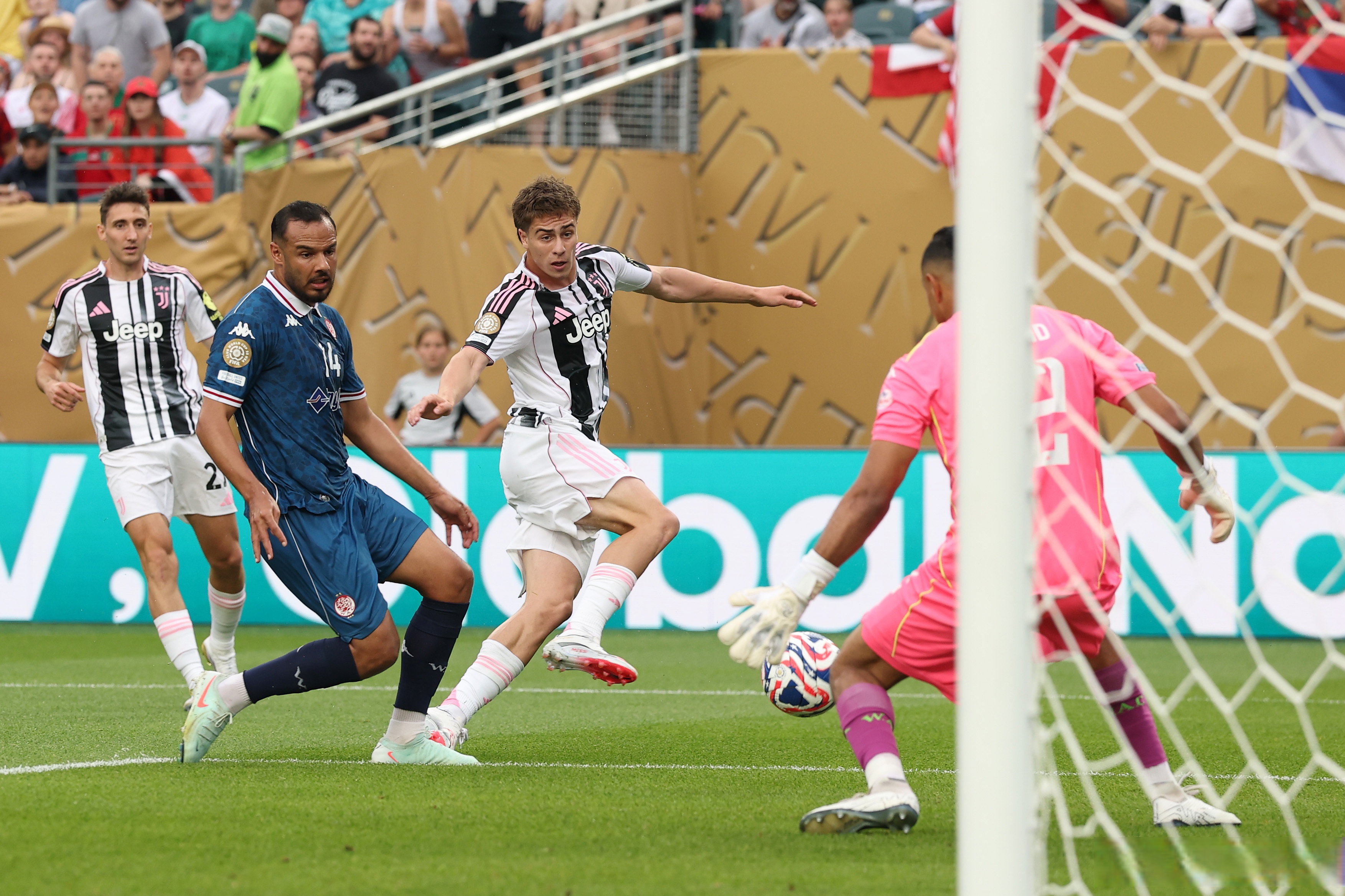 乐鱼app-尤文图斯虎视眈眈，大破对手